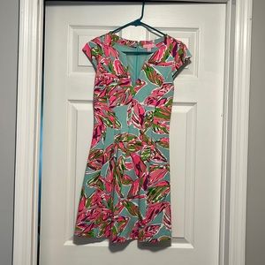 Tropical pattern, worn once Lilly Pulitzer Dress in good condition. Size XXS